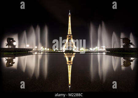Torre Eiffel durante le ore notturne, Paris, Francia. Foto Stock