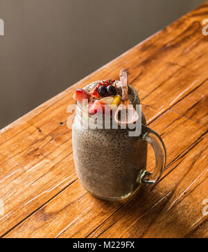 Abilmente decorate chia pudding in un vasetto di vetro Foto Stock