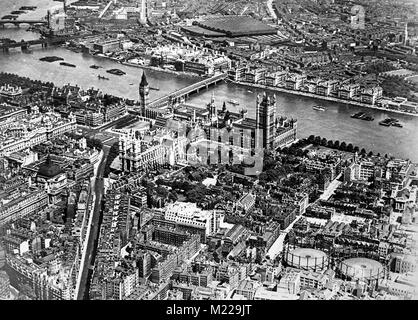 Veduta aerea della Casa del Parlamento, il fiume Tamigi, e Waterloo Bridge di Londra, Inghilterra, dal 1920s. Foto Stock