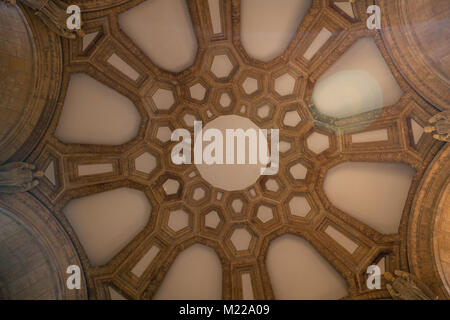 SAN FRANCISCO, STATI UNITI D'AMERICA - circa novembre, 2017: soffitto del Palazzo delle Belle Arti di San Francisco di giorno Foto Stock