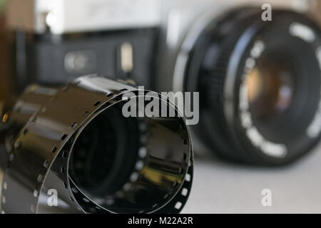 Reflex a ottica singola telecamera con rotolo di Kodak pellicola di sicurezza in primo piano. Foto Stock