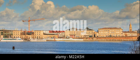 BORDEAUX, Francia - 26 Gennaio 2018 : vista della Bastide distretto sulla costa di destra dalla sinistra del fiume della Garonne su una giornata invernale Foto Stock