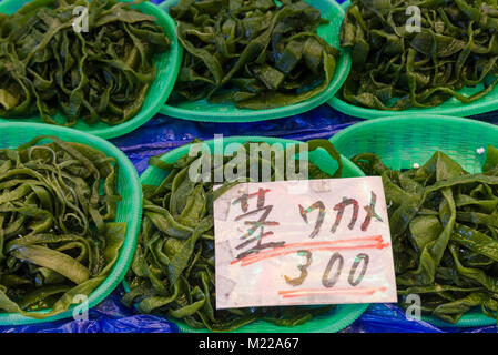 Messa a fuoco selettiva su alghe wakame in una fase di stallo nel mercato Nishiki, Kyoto, Kansai, Giappone Foto Stock