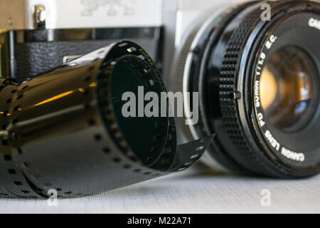 Canon FTB reflex a ottica singola telecamera con rotolo di kodak pellicola di sicurezza in primo piano Foto Stock