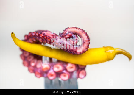 Uno snack realizzato dal tentacolo octapus speziati e pepe verde octapus tentacoli di messa a fuoco selettiva di messa a fuoco selettiva Foto Stock