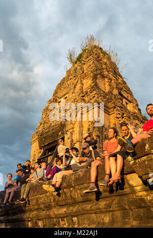 I turisti guardare il tramonto a Pre Rup tempio di Angkor, Cambogia Foto Stock