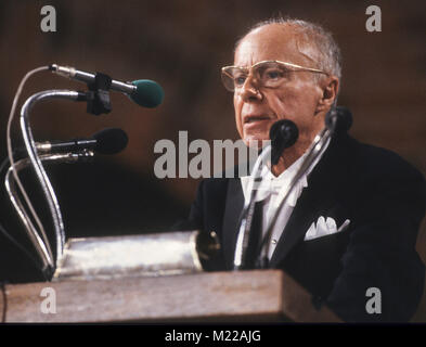 CLAUDE SIMON autore francese e premio Nobel per la Pace 1985 mantiene la sua grazie al Premio Nobel per la cena Foto Stock