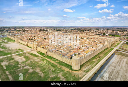 Vista aerea di Aigues-Mortes città medievale fortificata, Occitanie, Francia Foto Stock