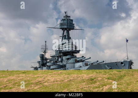 Houston, Texas - La corazzata Texas, che ha servito nella guerra mondiale I e II Guerra Mondiale, ormeggiata sulla nave di Houston canale. Esso è ora un museo della nave. Foto Stock