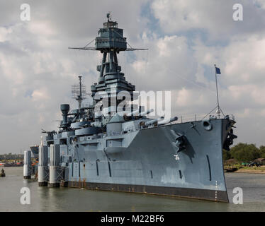 Houston, Texas - La corazzata Texas, che ha servito nella guerra mondiale I e II Guerra Mondiale, ormeggiata sulla nave di Houston canale. Esso è ora un museo della nave. Foto Stock