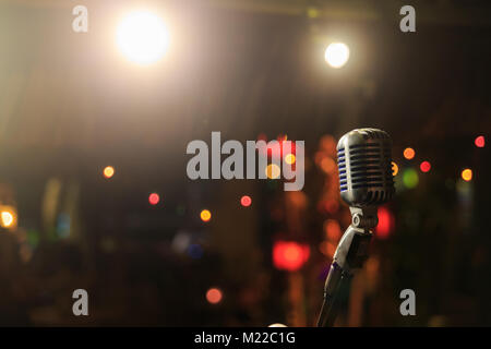 Microfono retrò sul palco in un pub Foto Stock