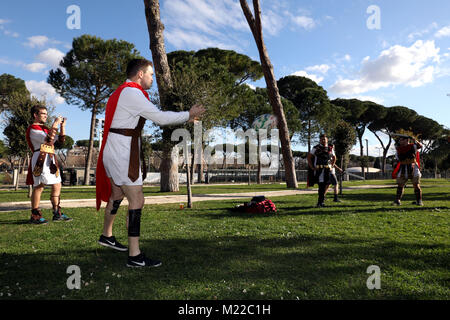 Tifosi inglesi vestiti come i romani giocare a rugby al di fuori del terreno davanti a la NatWest 6 Nazioni corrispondono allo Stadio Olimpico di Roma. Foto Stock