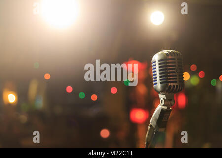 Microfono retrò sul palco in un pub Foto Stock
