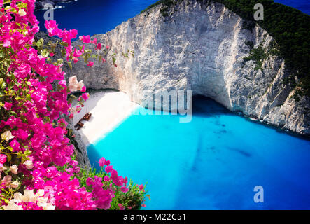 Navagio beach, famoso overhead paesaggio estivo di Zante Island, Grecia con fiori Foto Stock