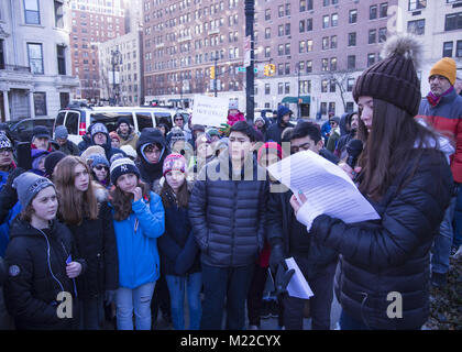 Ogni anno il Martin Luther King giorno gli studenti dal paese di Manhattan School, genitori e altri nella città di New York hanno una sfilata dove 8 livellatrici fare discorsi hanno scritto lungo il percorso. Foto Stock