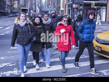 Ogni anno il Martin Luther King giorno gli studenti dal paese di Manhattan School, genitori e altri nella città di New York hanno una sfilata dove 8 livellatrici fare discorsi hanno scritto lungo il percorso. Foto Stock