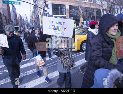 Ogni anno il Martin Luther King giorno gli studenti dal paese di Manhattan School, genitori e altri nella città di New York hanno una sfilata dove 8 livellatrici fare discorsi hanno scritto lungo il percorso. Foto Stock