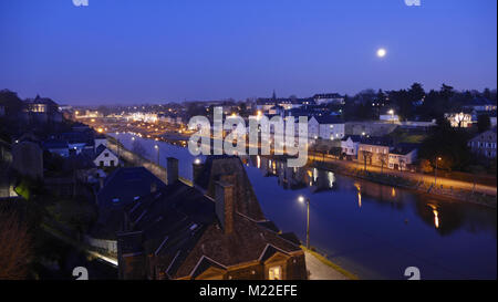 Mayenne città al blue ora, fiume La Mayenn (dipartimento Mayenne, Pays de la Loire, Francia). Foto Stock