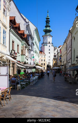 La Slovacchia, città di Bratislava, Città Vecchia, Michalska street con ristoranti, caffetterie, vista verso Michael's Gate e la torre Foto Stock