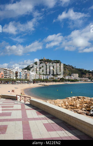 Blanes skyline della città e la spiaggia dal lungomare, in Catalogna, Spagna, famosa destinazione di vacanza sulla Costa Brava a mare mediterraneo Foto Stock