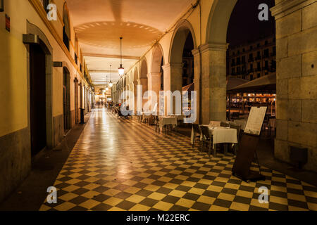 Arcade in Girona città di notte, grande passerella coperta a piazza Indipendenza (Plaça de la Independencia) in Catalogna, Spagna, Europa Foto Stock
