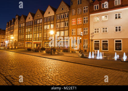 Città di Gdansk in Polonia, la Città Vecchia di notte, tradizionali case a capanna a ciottoli Grobla I street Foto Stock