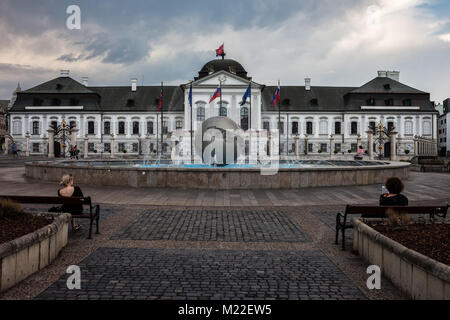 La Slovacchia, città di Bratislava, Grassalkovich Palazzo Presidenziale a Hodžovo piazza con la fontana a forma di terra che simboleggia la libertà Foto Stock