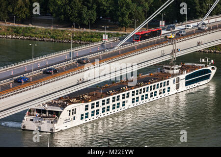 La Slovacchia, Bratislava city, Uniworld Super nave Maria Theresa passeggero barca crociera sul Fiume Danubio sotto più SNP Nový - la maggior parte - Nuovo ponte Foto Stock