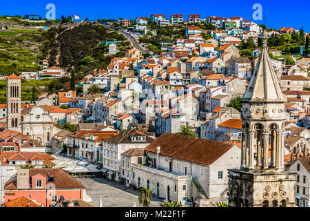 Vista aerea al paesaggio urbano della città di Hvar, antico luogo romano sulla Costa Adriatica. Foto Stock