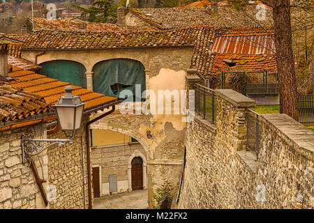 Vista della pittoresca strada di italiano accogliente villaggio medievale Foto Stock