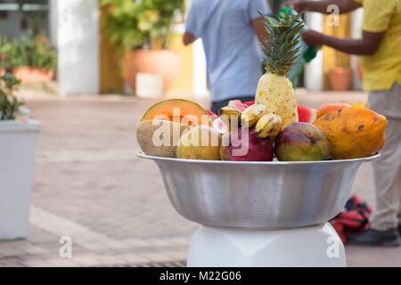 Una bacinella metallica con tropicali Frutta fresca utilizzando dal Palenqueras a vendere in strada, Cartagena, Colombia. Foto Stock