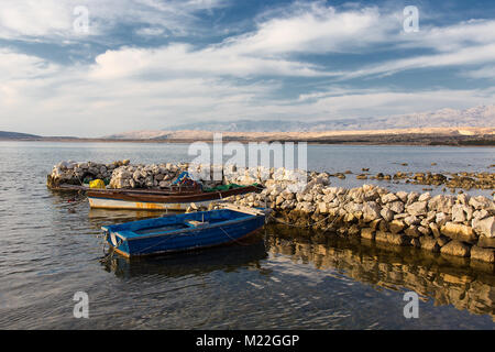 Canotto in legno - vecchie barche da pesca in antica pietra porto di mare sull isola di Pag, Croazia Foto Stock