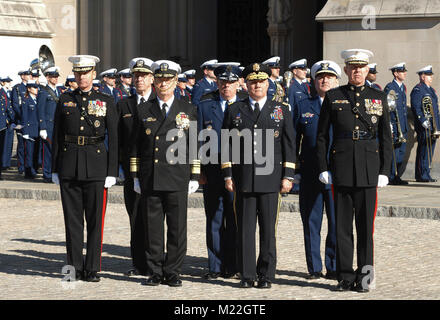 Il militare ufficiale partito, inclusi Stati Uniti Marine Corps gen. Pietro ritmo, sinistra, sedicesimo presidente del Comune di capi di Stato Maggiore e gen. James T. Conway, destra, 34th Comandante del Marine Corps, stand a attenzione dopo i funerali di stato in onore del servizio Presidente Gerald Ford presso la Cattedrale Nazionale di Washington, Washington D.C., Gen 2, 2007. Il Presidente Ford è stata la trentottesima presidente degli Stati Uniti, e passato lontano del 26 dicembre 2006 all'età di 93. (U.S. Marine Corps Foto Stock