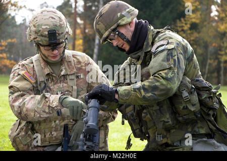 Soldati da 2d reggimento di cavalleria e 7° Brigata meccanizzata, Ceco Forze terrestri riassemblare un M240B mitragliatrice durante uno sperone di cavalleria ride nov. 2, 2017 in Grafenwoehr Area Formazione, Germania. La manifestazione è stata ospitata presso il quartier generale del reggimento di portare multi-Echelon e squadre multinazionali insieme per avere un po' di divertimento e mantenere lo sperone ride una viva tradizione. Gli eventi comprendevano un 12-Mile ruck marzo, smontare e rimontare le armi, trattare ed evacuare un ferito, navigazione terrestre e CS la camera a gas. Tutti coloro che hanno completato la manifestazione sono stati aggiudicati speroni di argento. Foto Stock