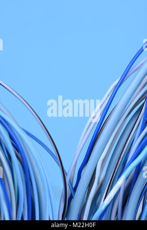 Filo elettrico su sfondo blu Foto Stock