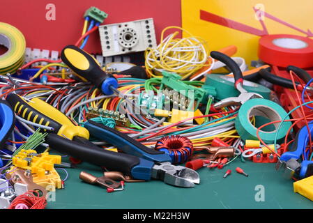 Gli strumenti e il componente utilizzato in impianti elettrici Foto Stock