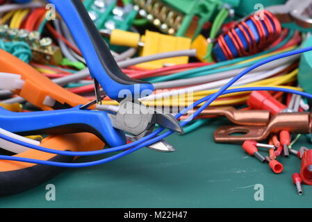 Gli strumenti e il componente utilizzato in impianti elettrici Foto Stock