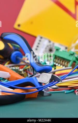 Gli strumenti e il componente utilizzato in impianti elettrici Foto Stock