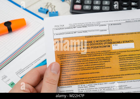 Uomo di contenimento fiscale polacco formare pit-37. Forma di imposta documento legge Polonia la concezione di business Foto Stock