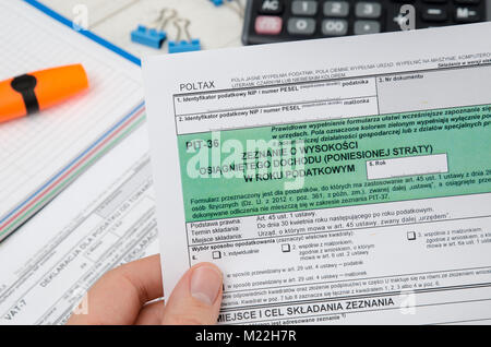 Uomo di contenimento fiscale polacco formare pit-36. Forma di imposta documento legge Polonia la concezione di business Foto Stock