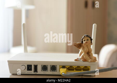 Router wireless sul tavolo in camera di albergo Foto Stock