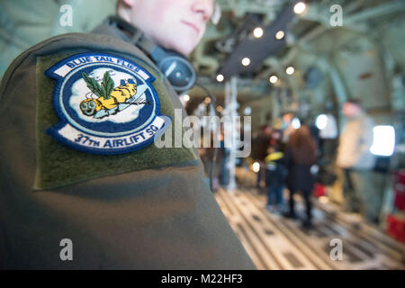 Le famiglie degli STATI UNITI Avieri con il 424Air Base squadrone e degli Stati Uniti I soldati assegnati al segnale 39th battaglione, visitare Santa C-130J Super Hercules aeroplani, Wingene Air Base, 21 dicembre 2017. Avieri con la trentasettesima Airlift Squadron, 86Airlift Wing, sono state eseguendo un volo di formazione con la 86Medicina Aeronautica squadrone di evacuazione. (U.S. Esercito Foto Stock