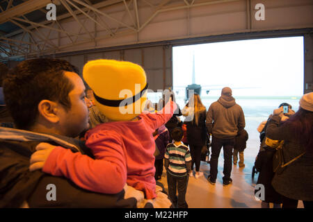 Le famiglie degli STATI UNITI Avieri con il 424Air Base squadrone e degli Stati Uniti I soldati assegnati al segnale 39th battaglione, visitare Santa C-130J Super Hercules aeroplani, Wingene Air Base, 21 dicembre 2017. Avieri con la trentasettesima Airlift Squadron, 86Airlift Wing, sono state eseguendo un volo di formazione con la 86Medicina Aeronautica squadrone di evacuazione. (U.S. Esercito Foto Stock