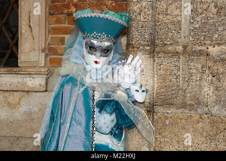 Il Carnevale di Venezia - bellissima femmina maschera veneziana in azzurro elegante costume di carnevale Foto Stock