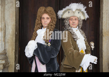 Gentleman maschere veneziane in elegante costume su Piazza San Marco a Venezia - carnevale a Venezia Foto Stock