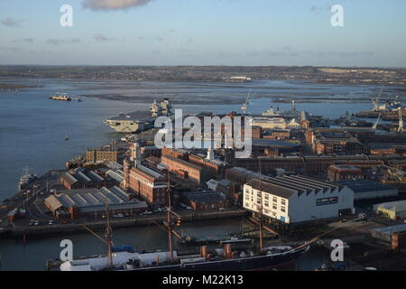 HISTORIC DOCKYARD e Harbour, Portsmouth, HAMPSHIRE, Regno Unito, visto da Spinnaker Tower al tramonto Foto Stock