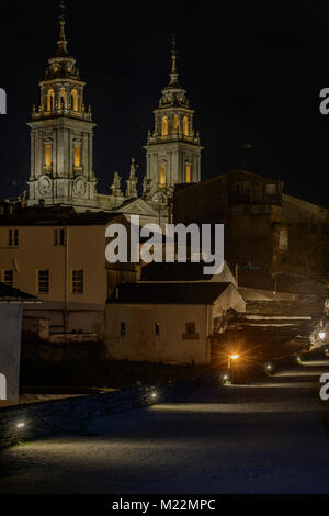 Cattedrale Santa Maria nella città di Lugo, regione della Galizia, Spagna, illuminata di notte Foto Stock