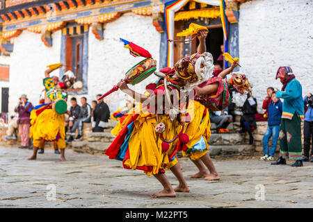 Prakhar Lhakhang, Bumthang, Bhutan. I monaci buddisti che indossano maschere di divinità mitologiche mentre si esegue una danza nel Duechoed Festival religioso Foto Stock