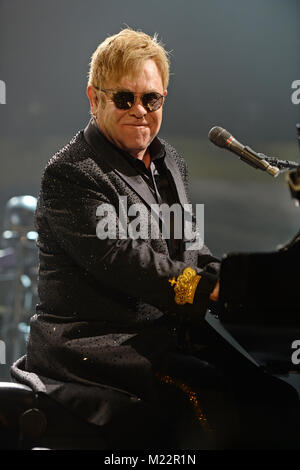 ESTERO FL - MARZO 09: Elton John esegue sulla splendida notte folle Tour presso l'Hotel Le Germain Arena. Sir Elton Hercules John, CBE è un cantante inglese, Cantautore e compositore. Egli ha lavorato con il paroliere Bernie Taupin come suo songwriting partner dal 1967; essi hanno collaborato alla realizzazione di più di 30 album per data in Marzo 9, 2016 in Estero, Florida. Persone: Elton John Foto Stock