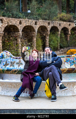 Barcellona, Spagna - 13 gennaio 2018: i visitatori sono turisti e residenti della città nel Parco Gell nei giorni d'inverno. Foto Stock